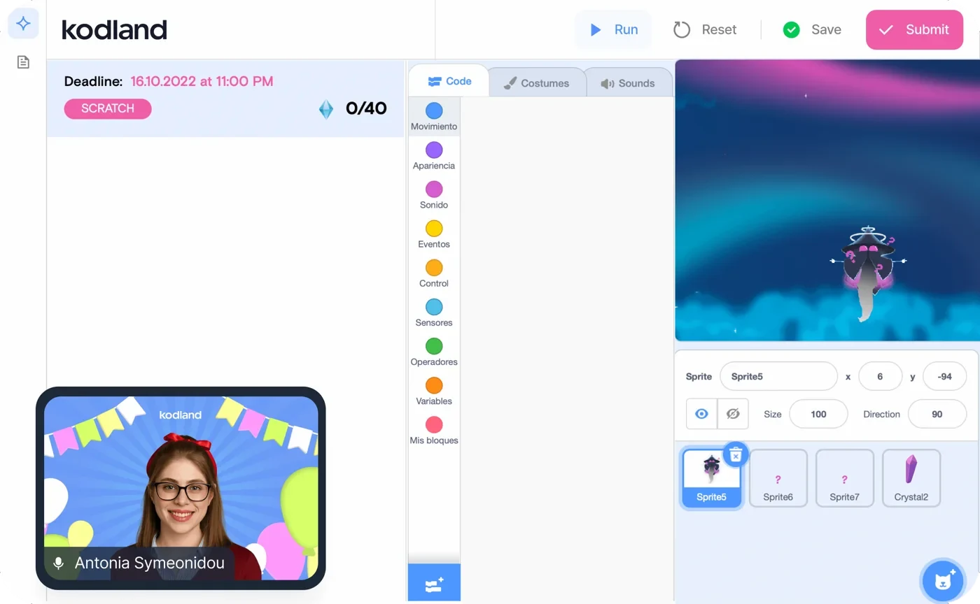 Plataforma de Kodland: un estudiante programa su proyecto en Scratch con la docente en vivo